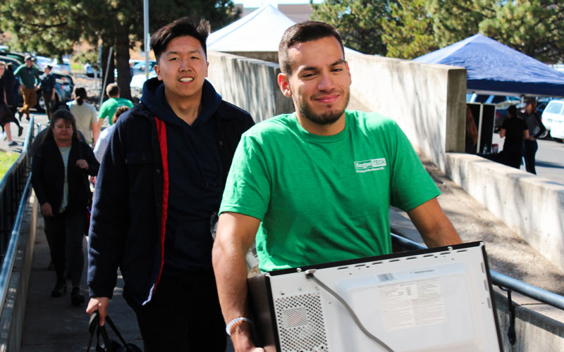 Students on Move In Day at Oregon Tech